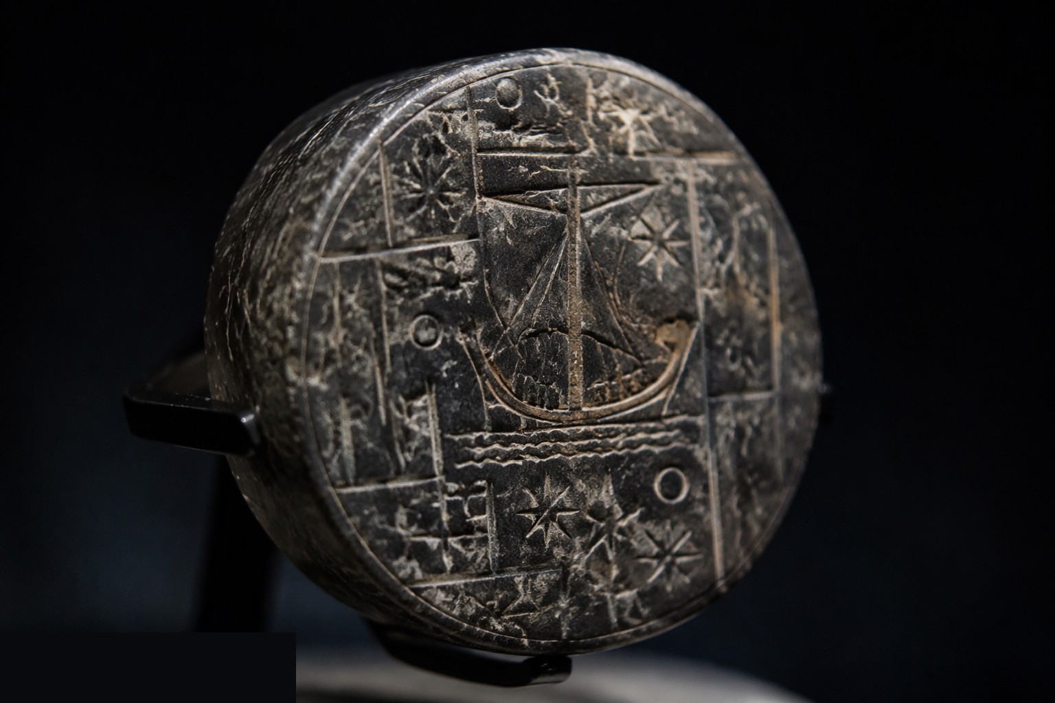 Dilmun stamp seal, steatite, circa 2000 BC